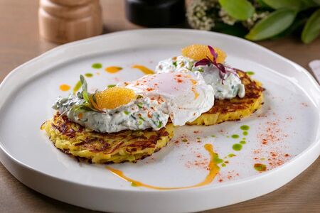 Драник с щучьей икрой и яйцом пашот