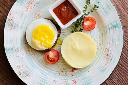 Бифштекс свиной с картофельным пюре и яйцом 