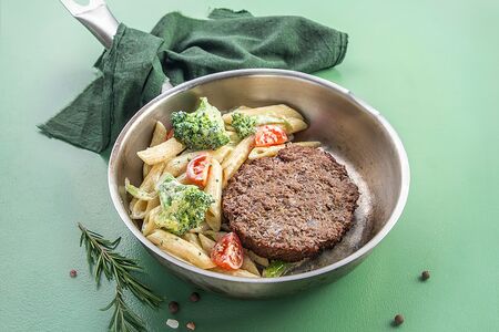 Бифштекс из говядины с гарниром