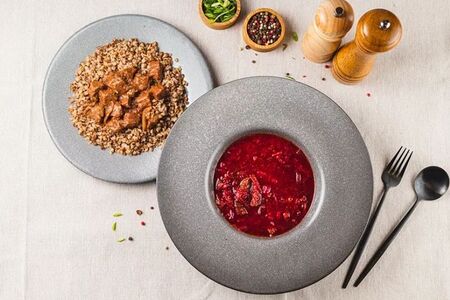 Гуляш из говядины с гречкой и борщом