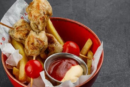 Шашлычок из курицы с картошкой фри