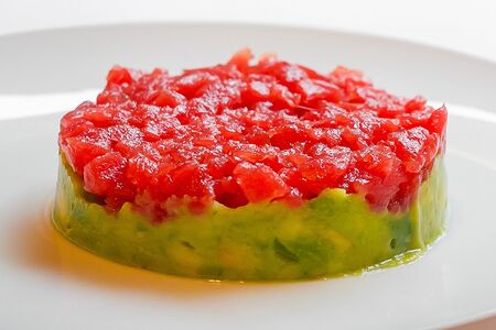 Тартар из тунца с пюре из авокадо