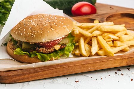 Бургер куриный с картофелем фри