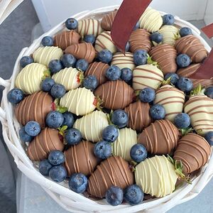 Корзина мини из клубники в белом и молочном шоколаде 