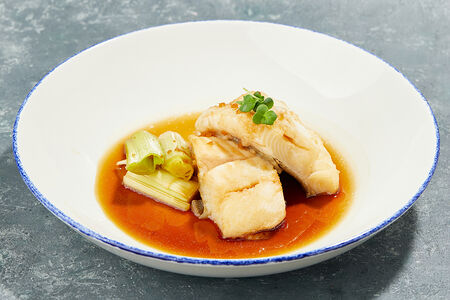 Тихоокеанский синекорый палтус с японским соусом и луком порей