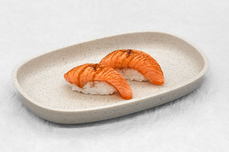 Четыре суши с опалённым лососем