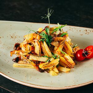 Картофель, жаренный с луком и грибами