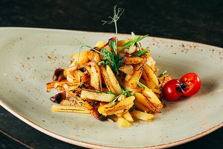 Картофель, жаренный с луком и грибами