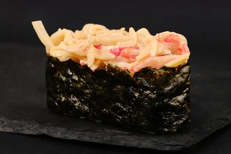 Спайси-гункан с крабом