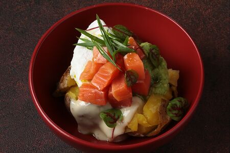 Печёный картофель с лососем