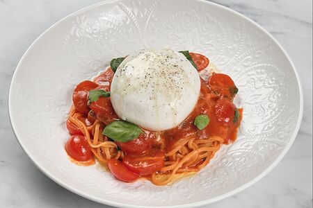 Паста, томаты и буррата