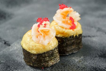 Запеченный ролл с креветкой и соусом пармезан