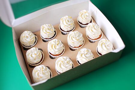 Капкейки белые с золотой посыпкой