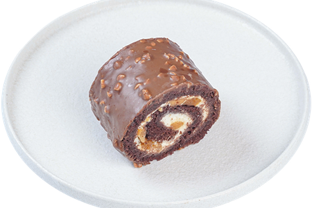 Шоколадный рулет с арахисом