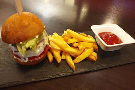 Мини бургер с куриной котлетой и фри