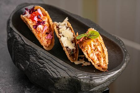 Мини-тако с лососем (тартар лосось)