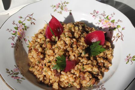 Томленая перловая каша со шкварками из cвинoго сала и жареным луком