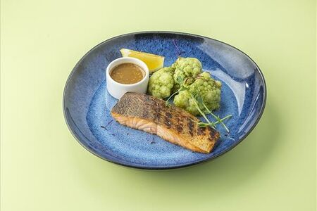 Стейк из лосося с гарниром