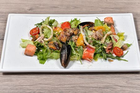 Салат из морепродуктов с соусом али-оли