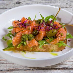 Брускетта с лососем и творожным кремом