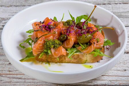 Брускетта с лососем и творожным кремом