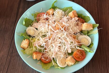 Салат Цезарь с курицей