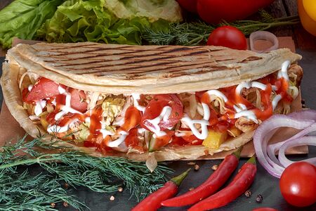 Пицца с летним салатом 