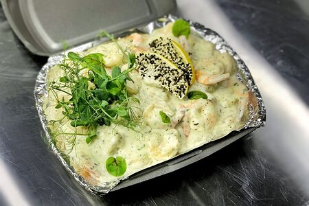 Ассорти креветок в сливочном соусе