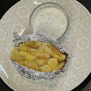Крошка картошка со сметанным соусом
