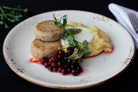 Котлеты из судака и щуки с картофельным муссом