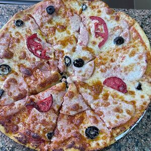 Пицца с ветчиной средняя