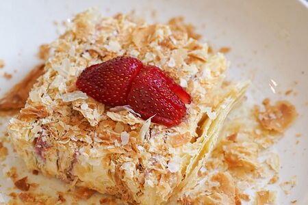 Наполеон с клубникой 