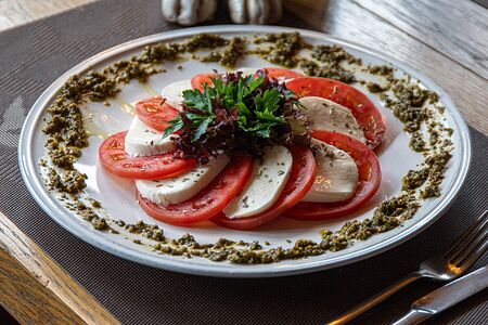 Моцарелла с помидорами и соусом песто