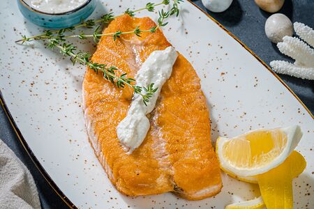 Стейк из семги в сливочном соусе