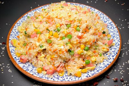 Рис жареный с овощами и ветчиной