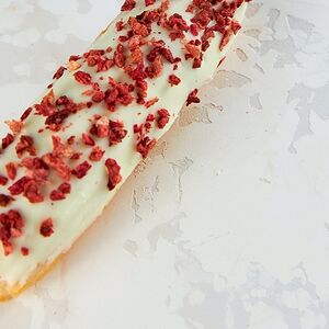 Эклер Клубничный