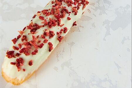 Эклер Клубничный