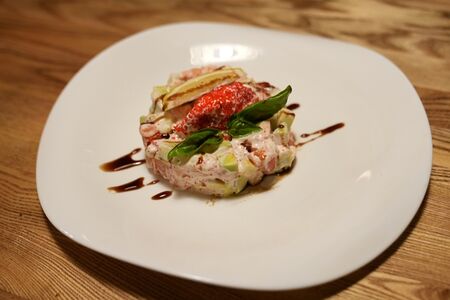 Салат с нежным лососем