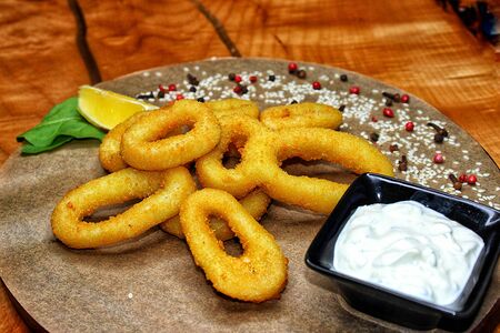 Кольца кальмаров в кляре с пикантным соусом