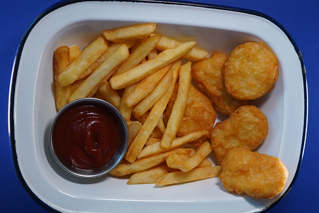 Нагетсы с картофелем и кетчупом