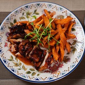 Куриные бедра гриль с бататом фри и томатным соусом