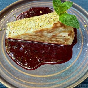 Баскский чизкейк с вишневым соусом и миндалем