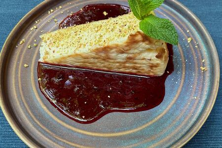 Баскский чизкейк с вишневым соусом и миндалем