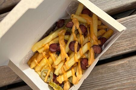 Френч-фрайз с колбасками и халапеньо 