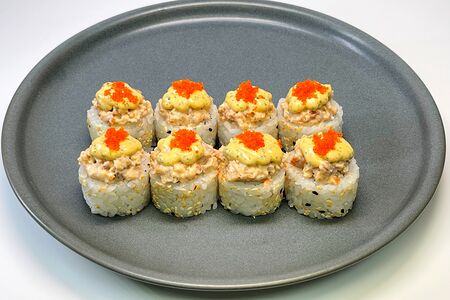 Ролл с угрем и соусом халапеньо