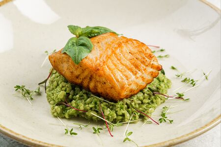 Форель со шпинатным ризотто из булгура