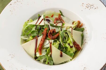 Микс-салат с вялеными томатами и сыром 