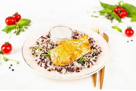 Куриная грудка гриль с черным рисом и сливочно-горчичным соусом