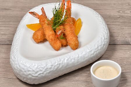 Креветки в кляре с соусом пармезан