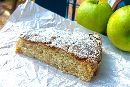 Шарлотка с яблоком